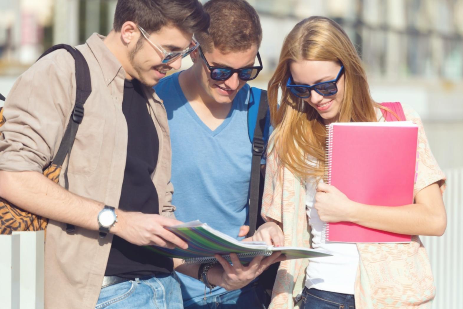 Équipe de conseillers pédagogiques norvethira travaillant sur des projets budgétaires