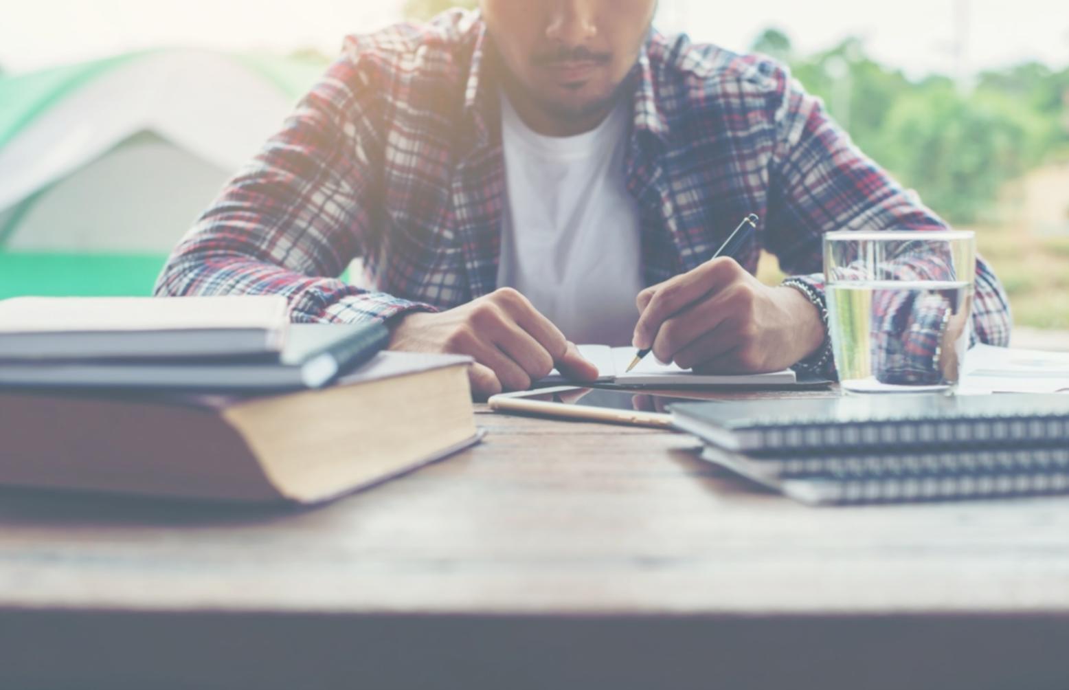 Participant travaillant sur un cas pratique de budget maître